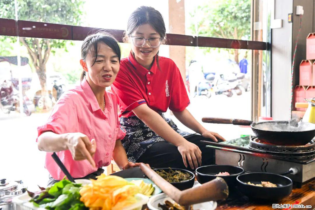 全网追的“扁担女孩”，找了一份暑假工，时薪12元 - 楚雄生活资讯 - 楚雄28生活网 cx.28life.net