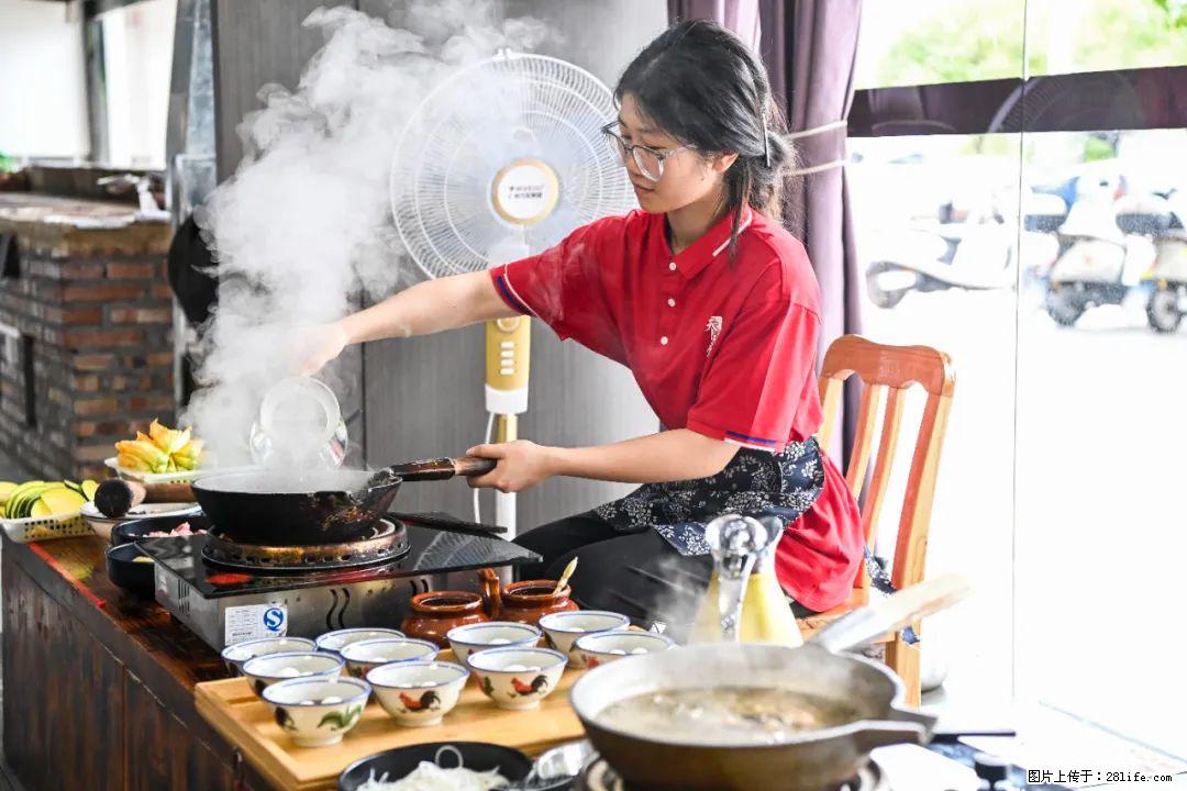 全网追的“扁担女孩”，找了一份暑假工，时薪12元 - 楚雄生活资讯 - 楚雄28生活网 cx.28life.net